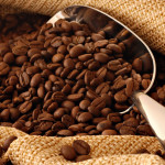 Kawa jest jednym z łatwiej dostępnych termogeników pomagających w walce z tłuszczem.